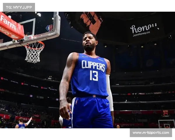 快船球星保罗乔治因右脚踝扭伤，预计至少缺席两周比赛